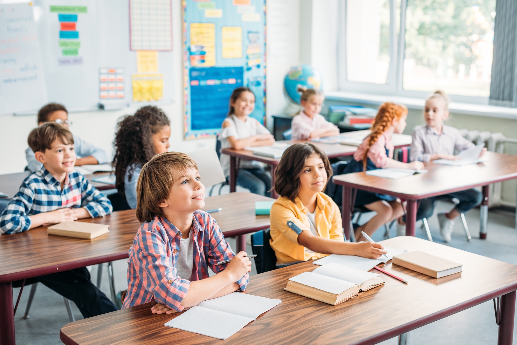 concentrated kids listening teacher in class